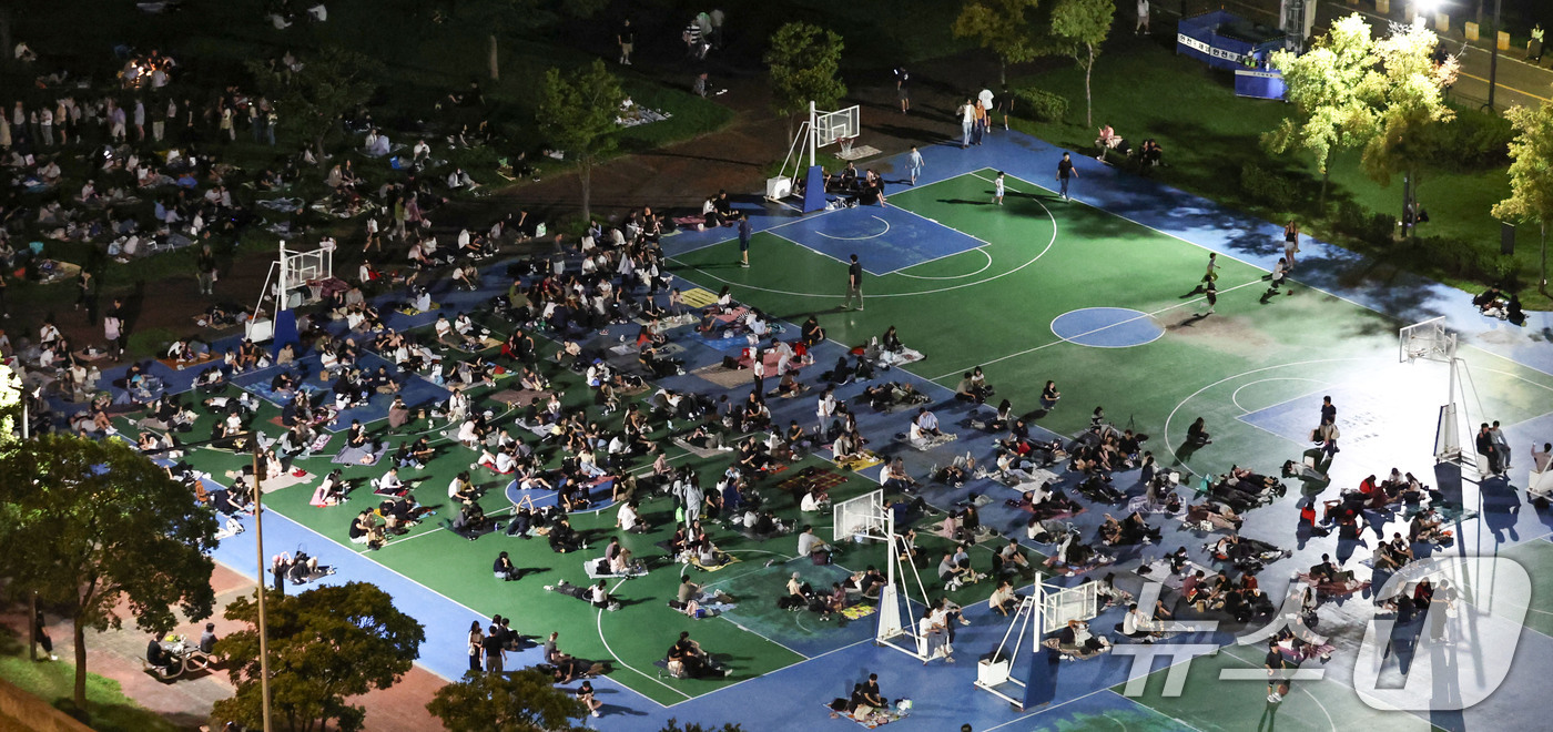 (서울=뉴스1) 이종수 기자 = ‘서울세계불꽃축제 2026’을 앞둔 5일 서울 용산구 이촌한강공원 농구장이 불꽃축제를 기다리는 시민들로 가득 차 있다. 2026.9.5/뉴스1