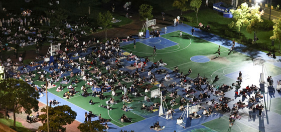 불꽃축제 앞두고 인파로 가득찬 한강공원 농구장
