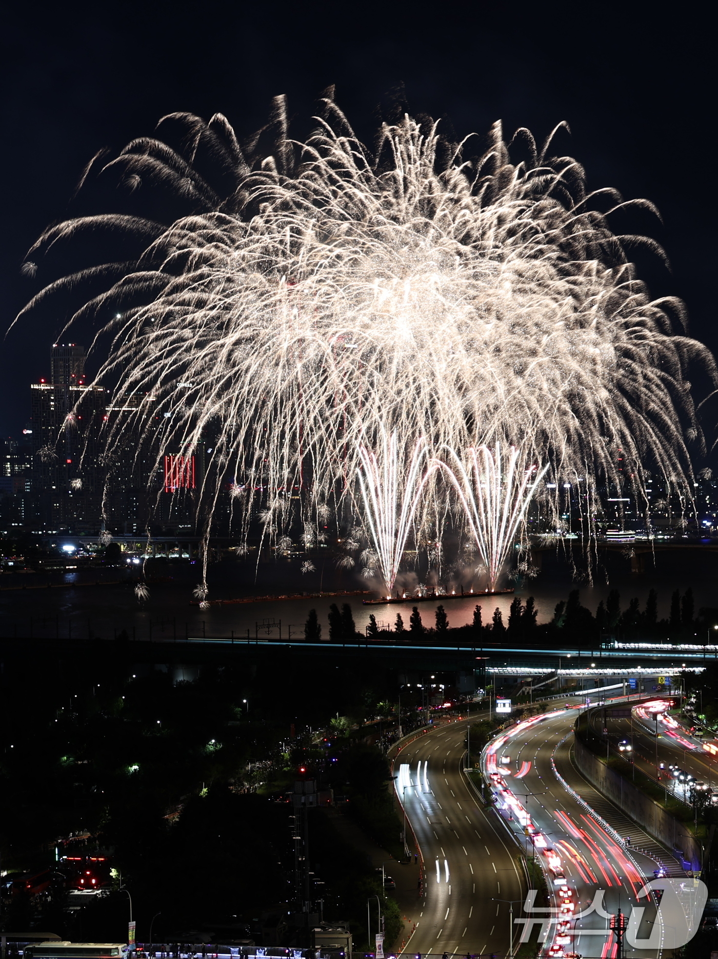 (서울=뉴스1) 이종수 기자 = 5일 서울 여의도 한강공원에서 열린 '서울세계불꽃축제 2026'에서 화려한 불꽃이 밤하늘을 수놓고 있다. 2026.9.5/뉴스1