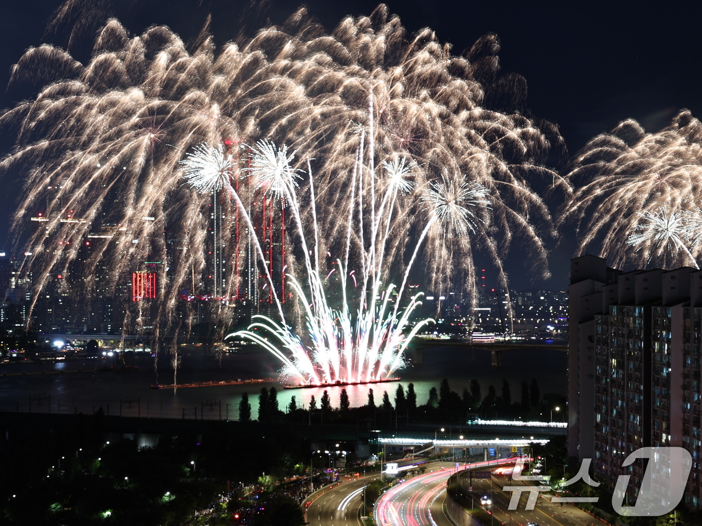 (서울=뉴스1) 이종수 기자 = 5일 서울 여의도 한강공원에서 열린 '서울세계불꽃축제 2026'에서 화려한 불꽃이 밤하늘을 수놓고 있다. 2026.9.5/뉴스1