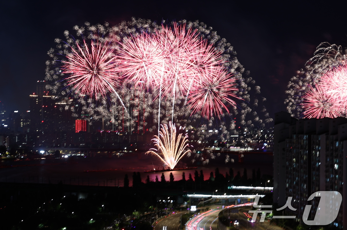 (서울=뉴스1) 이종수 기자 = 5일 서울 여의도 한강공원에서 열린 '서울세계불꽃축제 2026'에서 화려한 불꽃이 밤하늘을 수놓고 있다.2026.9.5/뉴스1