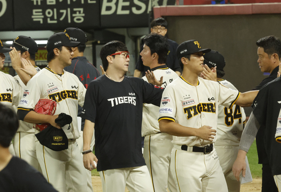 시즌 10승 양현종, 선수들과 인사