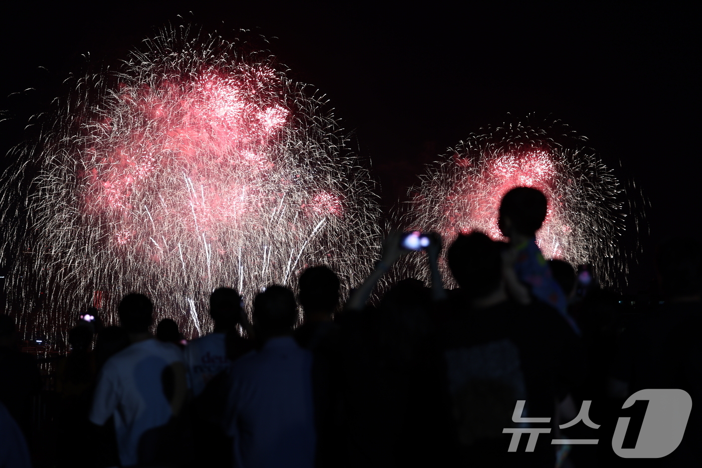 (서울=뉴스1) 이종수 기자 = 서울세계불꽃축제 2026이 열린 5일 오후 서울 용산구 이촌동 일대에서 화려한 불꽃이 밤하늘을 수놓고 있다. 2026.9.5/뉴스1