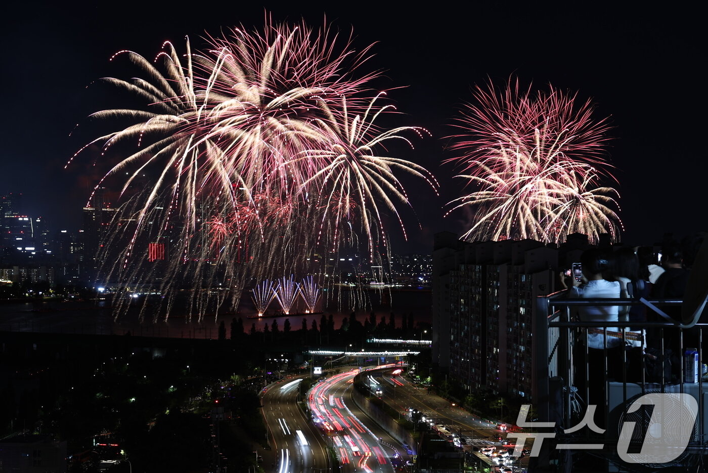 본문 이미지 - 서울세계불꽃축제 2026이 열린 5일 오후 서울 여의도 한강공원 일대에서 화려한 불꽃이 밤하늘을 수놓고 있다. 2026.9.5 ⓒ 뉴스1 이종수 기자
