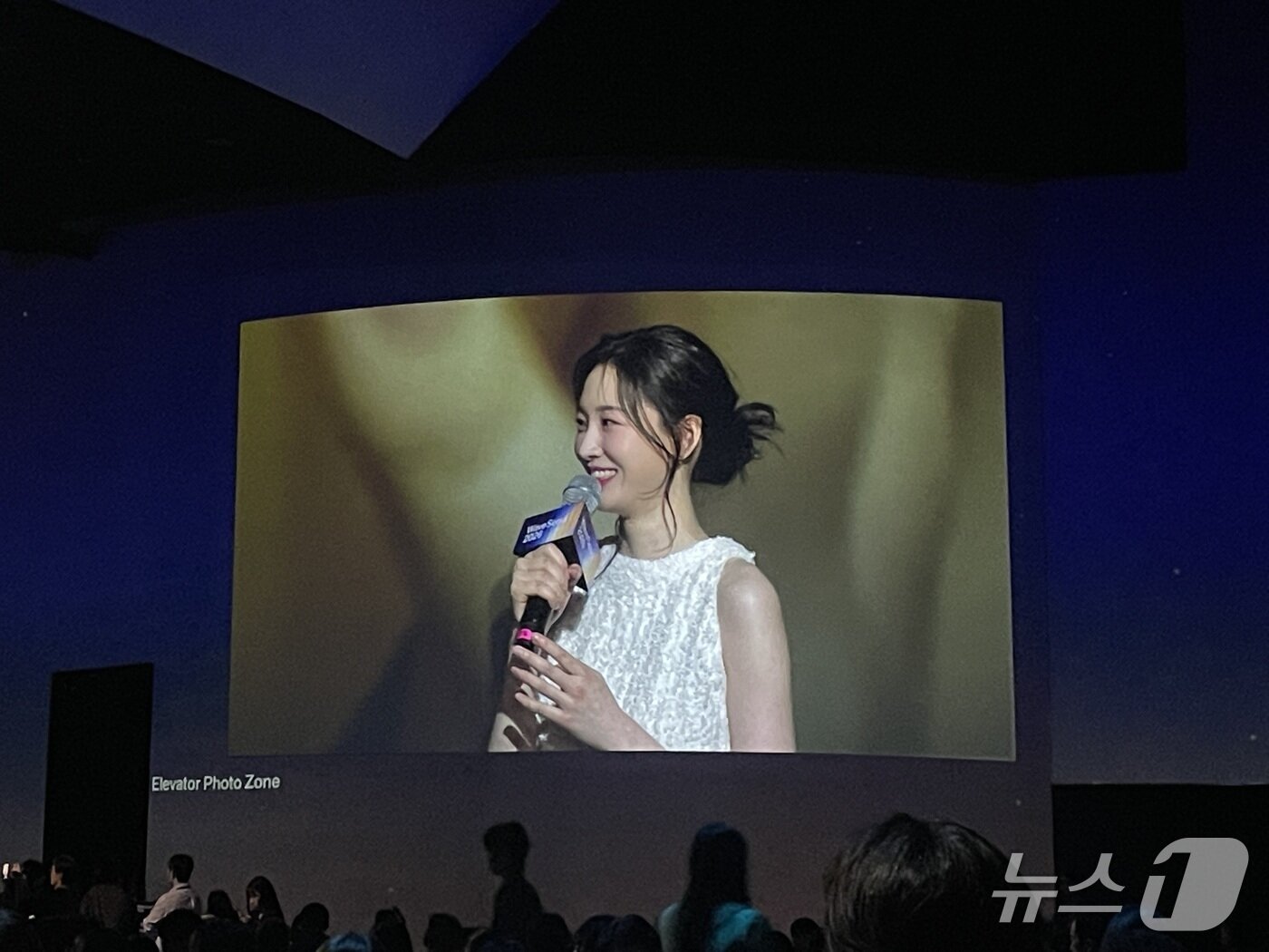 본문 이미지 - 5일 'Wave Seoul 2026'에서 원텍 앰베서더로 활동중인 배우 원지안이 신제품 올리지오 XM 출시를 축하하고 있다 ⓒ 뉴스1 임여익 기자