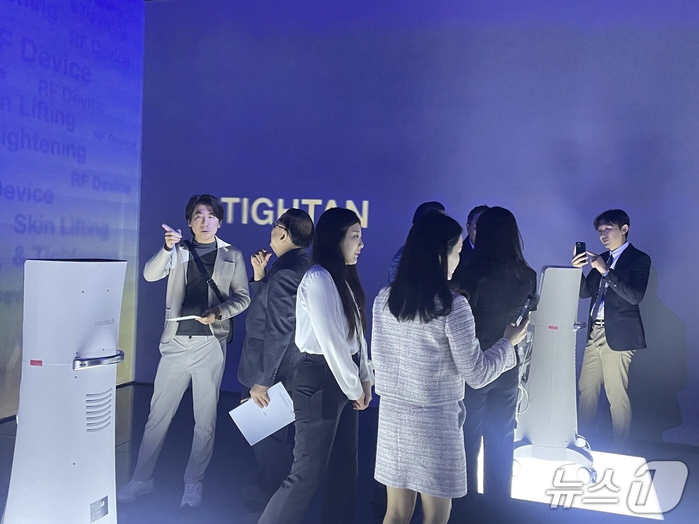 본문 이미지 - 5일 'Wave Seoul 2026'에서 많은 국내외 의료진들이 원텍의 제품들을 직접 살펴보고 있다 ⓒ 뉴스1 임여익 기자
