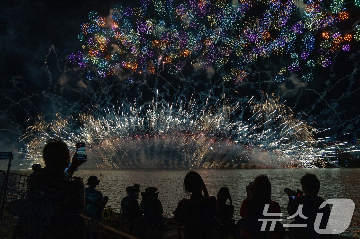 본문 이미지 - 5일 서울 여의도 한강공원에서 열린 '한화와 함께하는 서울세계불꽃축제 2026'에서 화려한 불꽃이 밤하늘을 수놓고 있다. 2026.9.5 ⓒ 뉴스1 안은나 기자