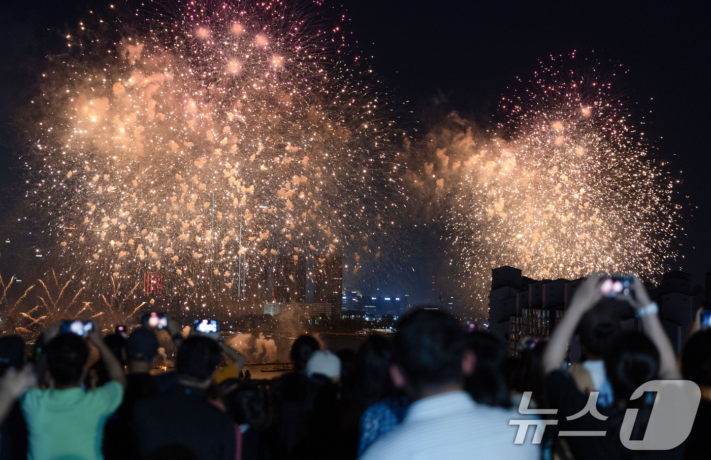 (서울=뉴스1) 이종수 기자 = 서울세계불꽃축제 2026이 열린 5일 오후 서울 여의도 한강공원 일대에서 화려한 불꽃이 밤하늘을 수놓고 있다. 2026.9.5/뉴스1