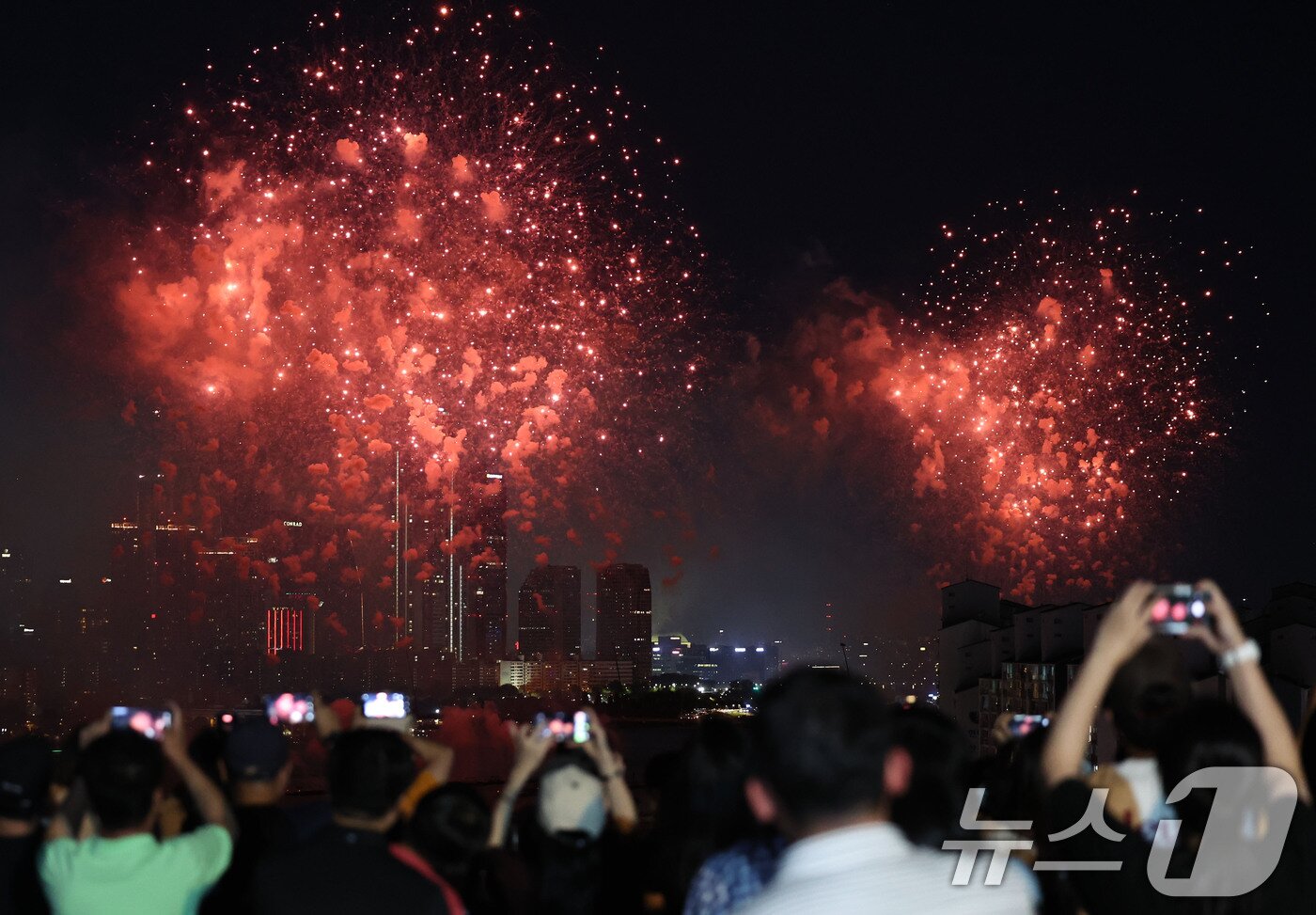 본문 이미지 - 서울세계불꽃축제 2026이 열린 5일 오후 서울 여의도 한강공원 일대에서 화려한 불꽃이 밤하늘을 수놓고 있다. 2026.9.5 ⓒ 뉴스1 이종수 기자
