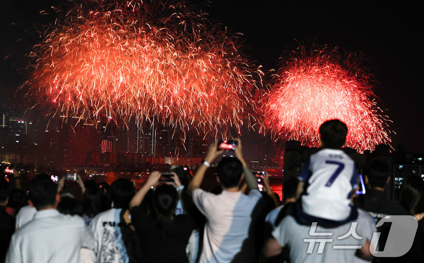 (서울=뉴스1) 이종수 기자 = 5일 오후 서울 용산 이촌동 일대에서 바라본 ‘서울세계불꽃축제 2026’에서 형형색색의 불꽃이 밤하늘을 밝히고 있다. 2026.9.5/뉴스1