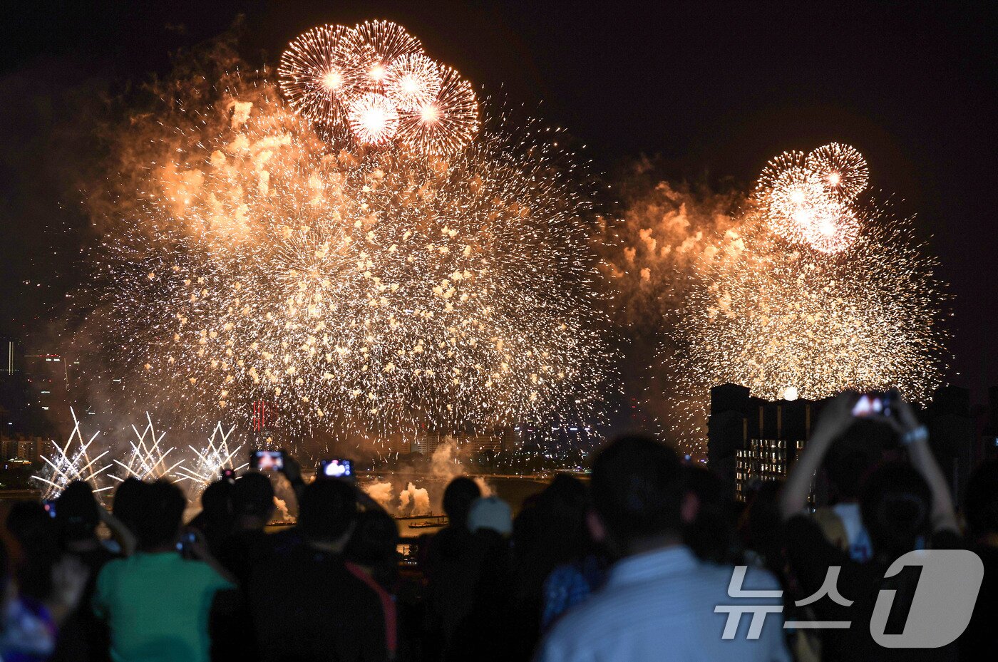 본문 이미지 - 5일 오후 서울 용산 이촌동 일대에서 바라본 ‘서울세계불꽃축제 2026’에서 형형색색의 불꽃이 밤하늘을 밝히고 있다. 2026.9.5 ⓒ 뉴스1 이종수 기자