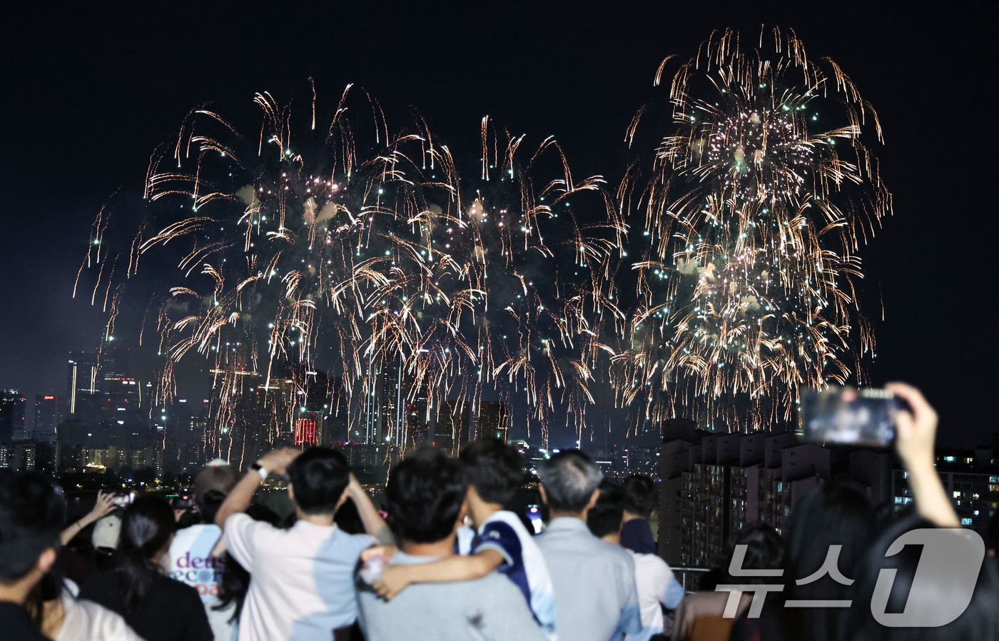 (서울=뉴스1) 이종수 기자 = 5일 오후 서울 용산 이촌동 일대에서 바라본 ‘서울세계불꽃축제 2026’에서 형형색색의 불꽃이 밤하늘을 밝히고 있다. 2026.9.5/뉴스1