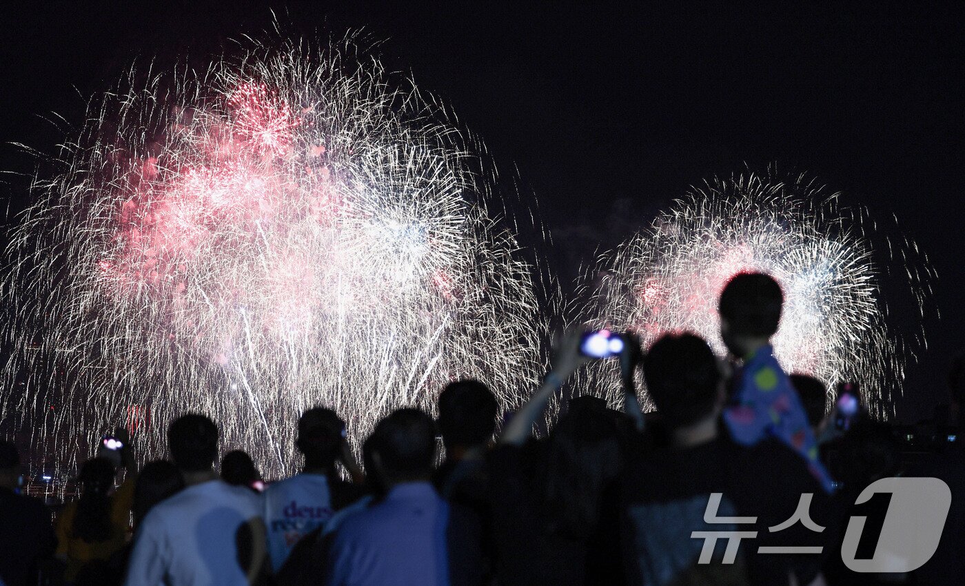 본문 이미지 - 서울세계불꽃축제 2026이 열린 5일 오후 서울 여의도 한강공원 일대에서 화려한 불꽃이 밤하늘을 수놓고 있다. 2026.9.5 ⓒ 뉴스1 이종수 기자