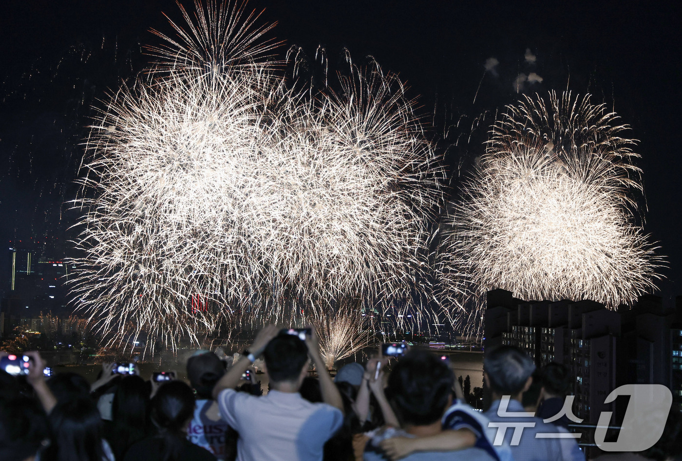 (서울=뉴스1) 이종수 기자 = 5일 오후 서울 용산 이촌동 일대에서 바라본 ‘서울세계불꽃축제 2026’에서 형형색색의 불꽃이 밤하늘을 밝히고 있다. 2026.9.5/뉴스1