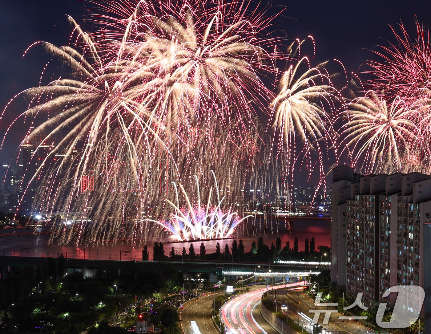 (서울=뉴스1) 이종수 기자 = 5일 오후 서울 용산 이촌동 일대에서 바라본 ‘서울세계불꽃축제 2026’에서 형형색색의 불꽃이 밤하늘을 밝히고 있다. 2026.9.5/뉴스1