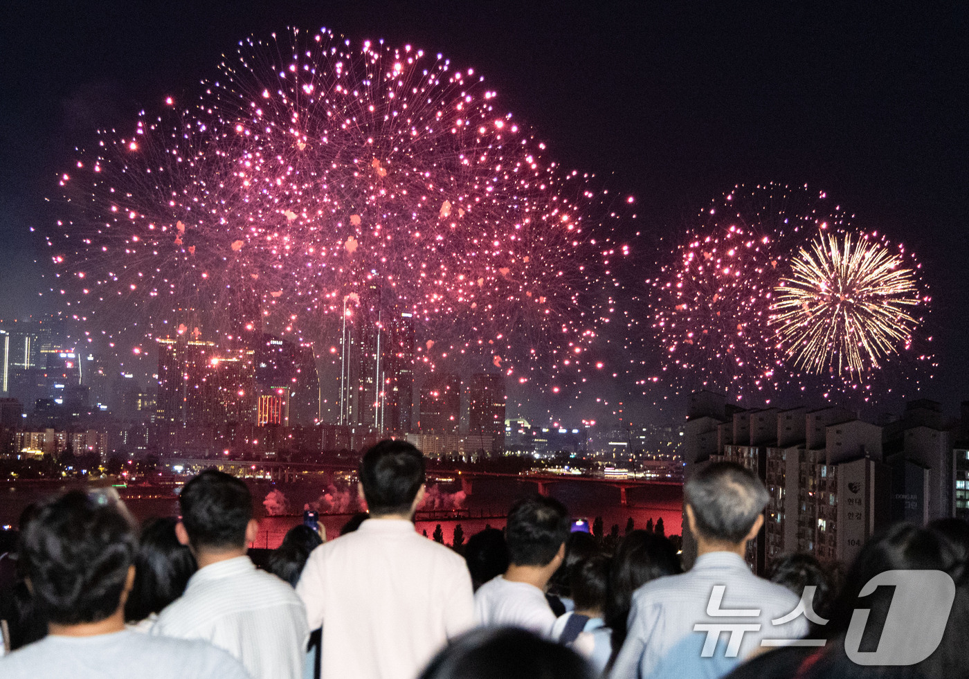 (서울=뉴스1) 이종수 기자 = 5일 오후 서울 용산 이촌동 일대에서 바라본 ‘서울세계불꽃축제 2026’에서 형형색색의 불꽃이 밤하늘을 밝히고 있다. 2026.9.5/뉴스1