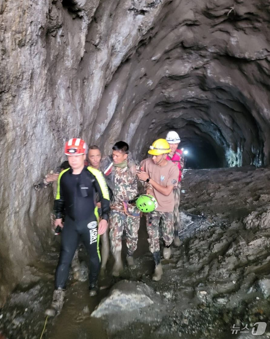 (카트만두(네팔)=뉴스1) = 네팔과 티베트 산악지대를 휩쓴 대홍수 발생 열흘째인 5일(현지시간) 네팔 라수와 지역 어퍼댐 인근 터널에서 네팔과 한국 합동구호대가 중국인 생존자 1 …