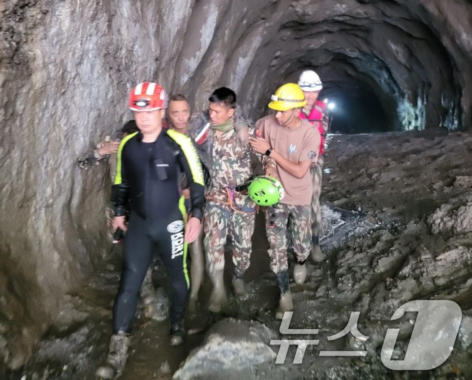 (카트만두(네팔)=뉴스1) = 네팔과 티베트 산악지대를 휩쓴 대홍수 발생 열흘째인 5일(현지시간) 네팔 라수와 지역 어퍼댐 인근 터널에서 네팔과 한국 합동구호대가 중국인 생존자 1 …