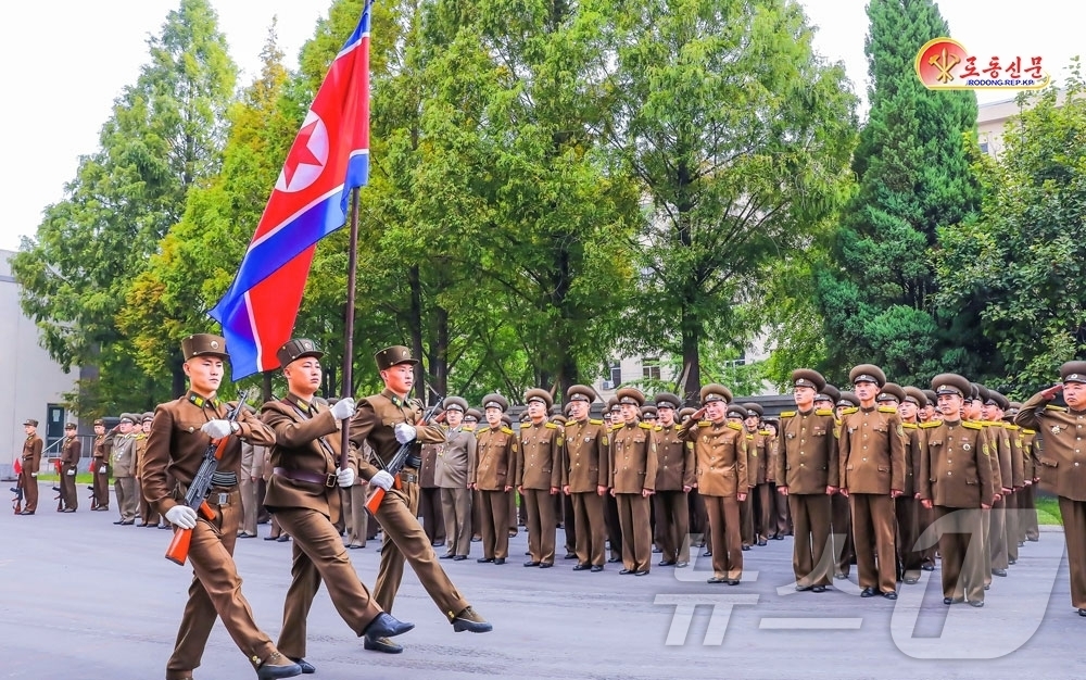 (평양 노동신문=뉴스1) = 북한 노동당 기관지 노동신문은 6일 "국기에 대한 우리 인민의 사랑은 날이 갈수록 더욱 강렬해지고 있다"라고 보도했다. [국내에서만 사용가능. 재배포 …