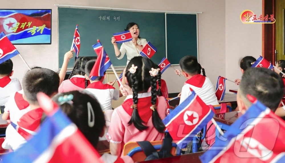 (평양 노동신문=뉴스1) = 북한 노동당 기관지 노동신문은 6일 "국기에 대한 우리 인민의 사랑은 날이 갈수록 더욱 강렬해지고 있다"라고 보도했다. [국내에서만 사용가능. 재배포 …