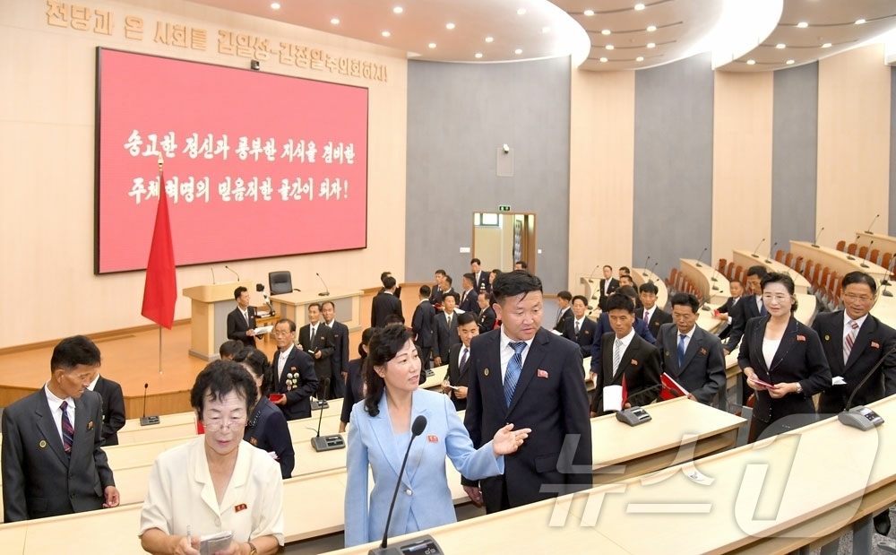 (평양 노동신문=뉴스1) = 북한 노동당 기관지 노동신문은 6일 "제15차 전국교원대회 참가자들이 평양시 안의 여러 교육 단위를 참관하였다"며 "대회 참가자들은 우리 당 핵심골간 …