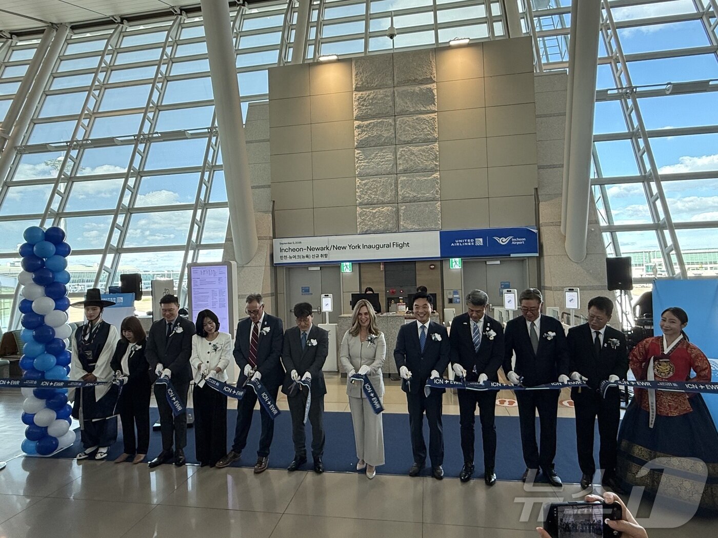 본문 이미지 - 유나이티드항공이 지난 5일 인천국제공항 제1터미널에서 ‘인천~뉴어크’ 신규 노선 취항식을 갖고 있다. ⓒ 뉴스1 윤슬빈 관광전문기자