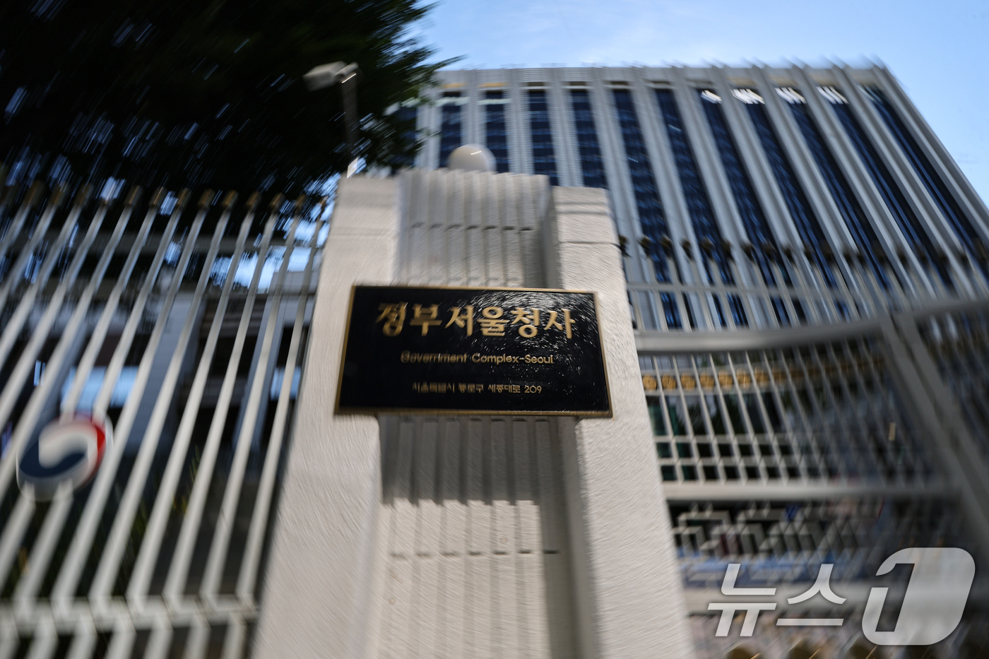 (서울=뉴스1) 김도우 기자 = 2030년 국민 부담으로 갚아야 할 적자성 채무가 1300조원을 넘어설 전망이다. 국가채무 증가에 따라 이자비용도 2030년 한 해 53조3000억 …