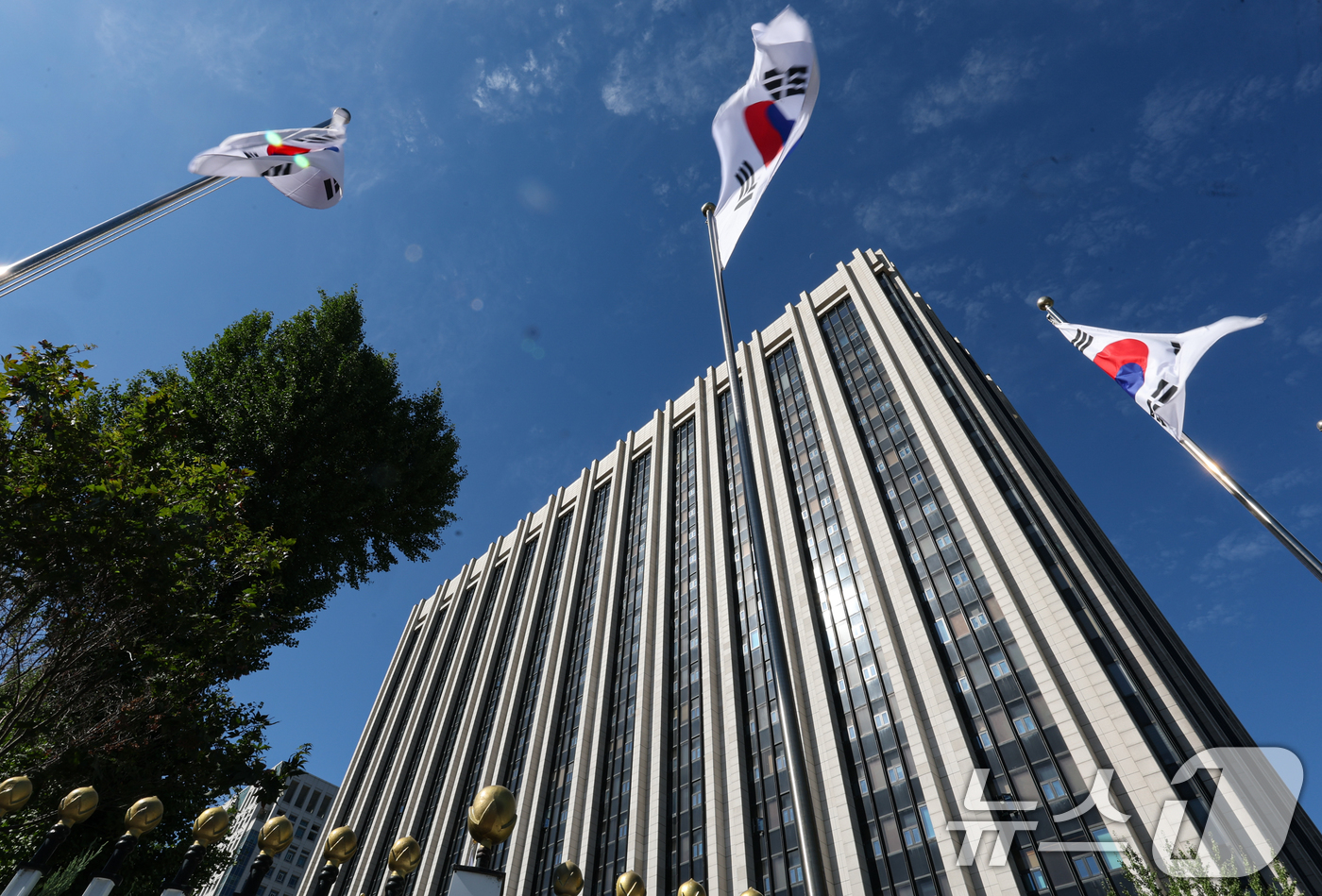 (서울=뉴스1) 김도우 기자 = 2030년 국민 부담으로 갚아야 할 적자성 채무가 1300조원을 넘어설 전망이다. 국가채무 증가에 따라 이자비용도 2030년 한 해 53조3000억 …