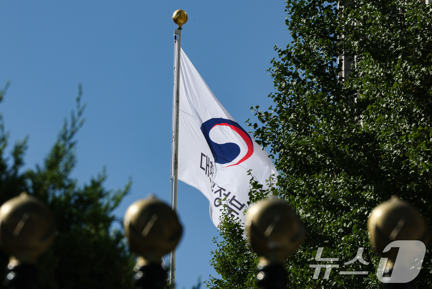 (서울=뉴스1) 김도우 기자 = 2030년 국민 부담으로 갚아야 할 적자성 채무가 1300조원을 넘어설 전망이다. 국가채무 증가에 따라 이자비용도 2030년 한 해 53조3000억 …