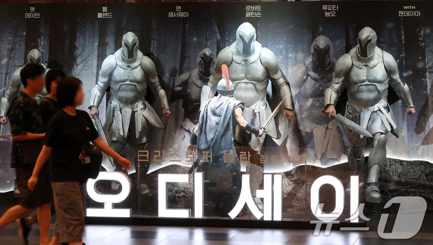 (서울=뉴스1) 김진환 기자 = 6일 서울의 한 영화관에 영화 '오디세이' 홍보 조형물이 설치되어 있다.이날 영화관입장권 통합전산망에 따르면 '오디세이' 누적 관객 수는 976만8 …