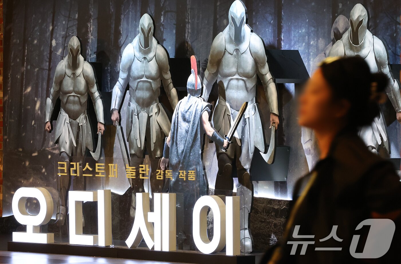 본문 이미지 - 6일 서울의 한 영화관에 영화 '오디세이' 홍보 조형물이 설치되어 있다. 이날 영화관입장권 통합전산망에 따르면 '오디세이' 누적 관객 수는 976만8259명으로, 곧 1000만 돌파를 앞두고 있다.  2026.9.6 ⓒ 뉴스1 김진환 기자