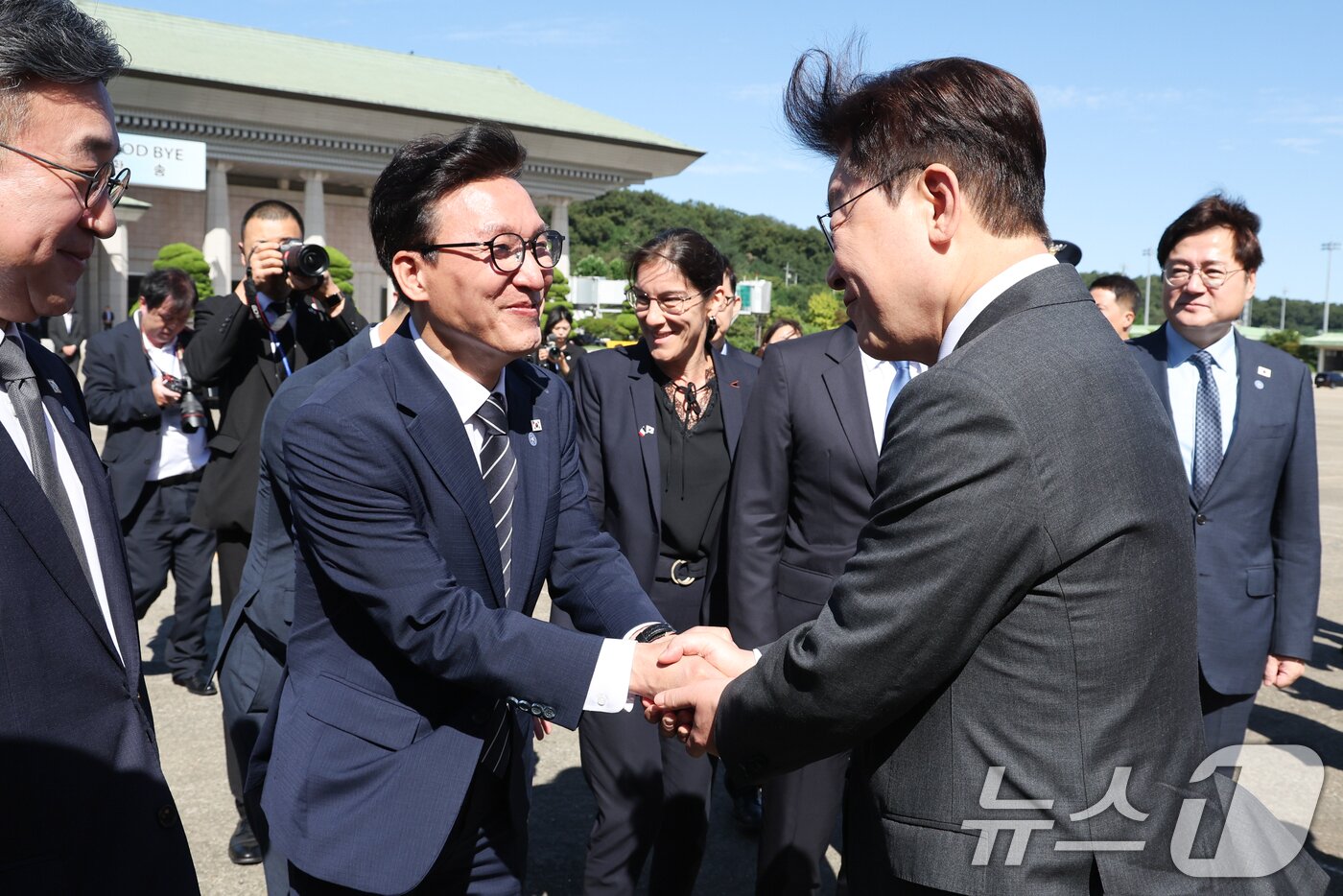 본문 이미지 - 프랑스를 국빈 방문하는 이재명 대통령이 6일 경기 성남 서울공항을 통해 출국하며 김민석 더불어민주당 대표와 인사하고 있다. 2026.9.6 ⓒ 뉴스1 이재명 기자