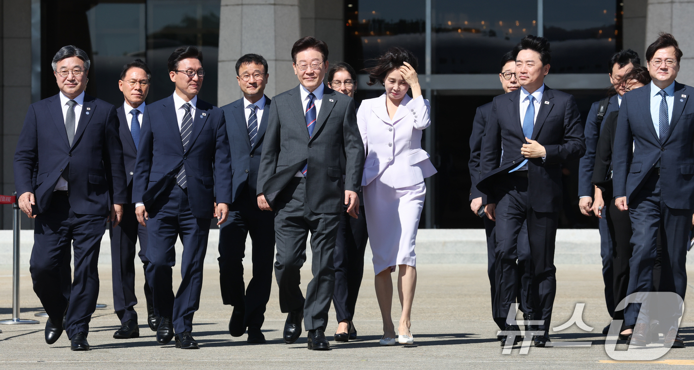 (성남=뉴스1) 이재명 기자 = 프랑스를 국빈 방문하는 이재명 대통령과 김혜경 여사가 6일 경기 성남 서울공항에서 공군1호기로 이동하고 있다. 2026.9.6/뉴스1