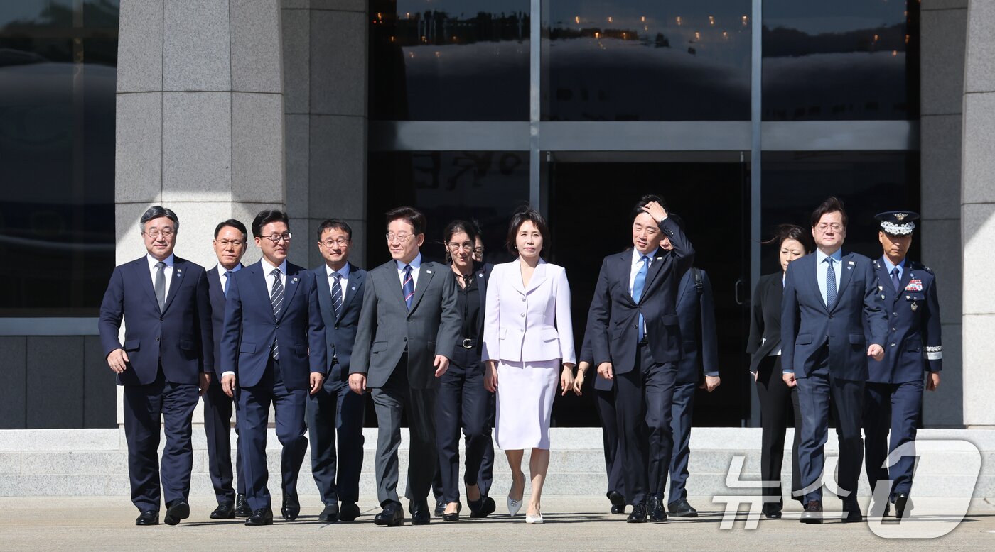 본문 이미지 - 프랑스를 국빈 방문하는 이재명 대통령과 김혜경 여사가 6일 경기 성남 서울공항에서 공군1호기로 이동하고 있다. 2026.9.6 ⓒ 뉴스1 이재명 기자