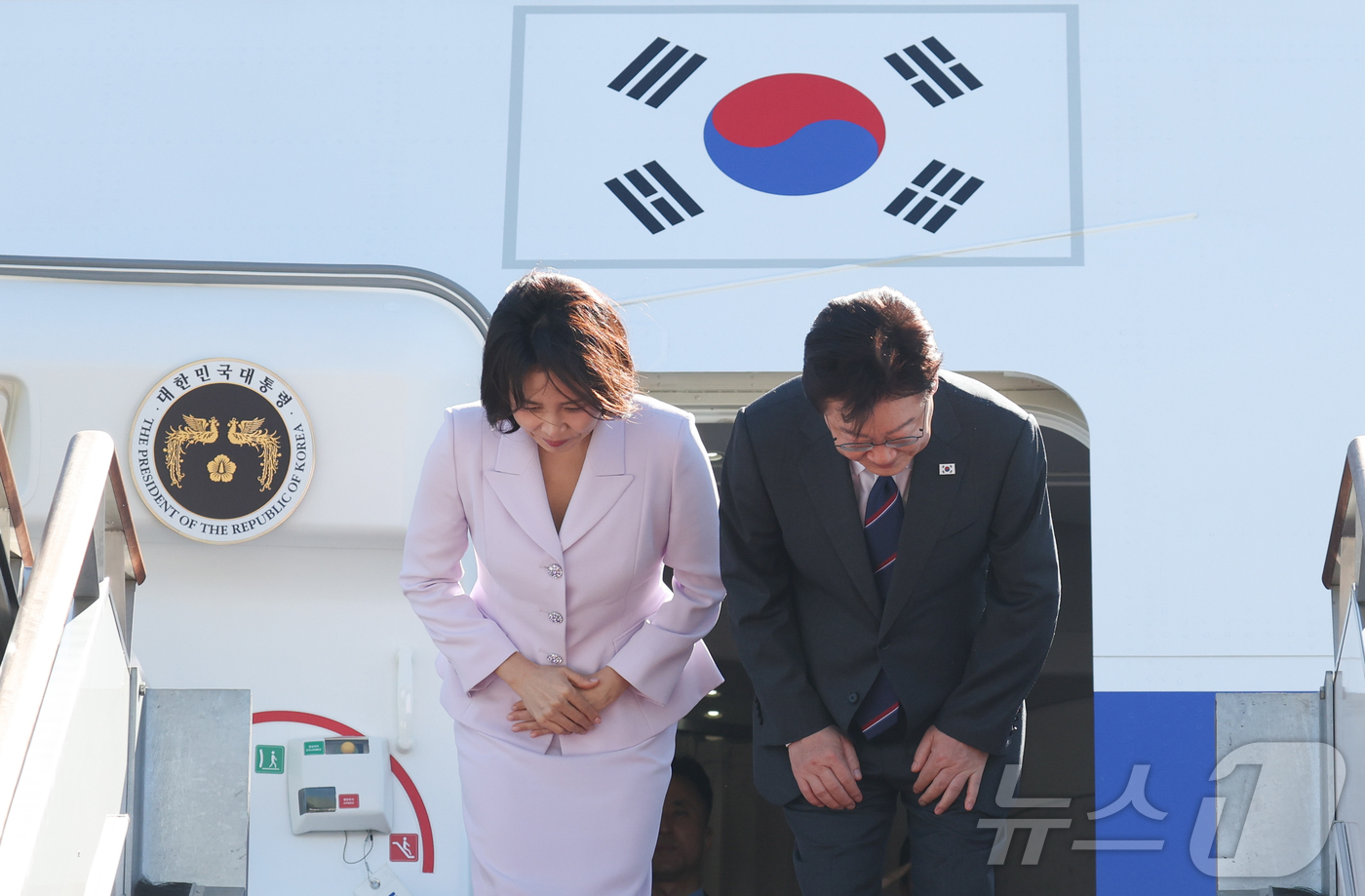 (성남=뉴스1) 이재명 기자 = 프랑스를 국빈 방문하는 이재명 대통령과 김혜경 여사가 6일 경기 성남 서울공항에서 공군1호기에 오르고 있다. 2026.9.6/뉴스1