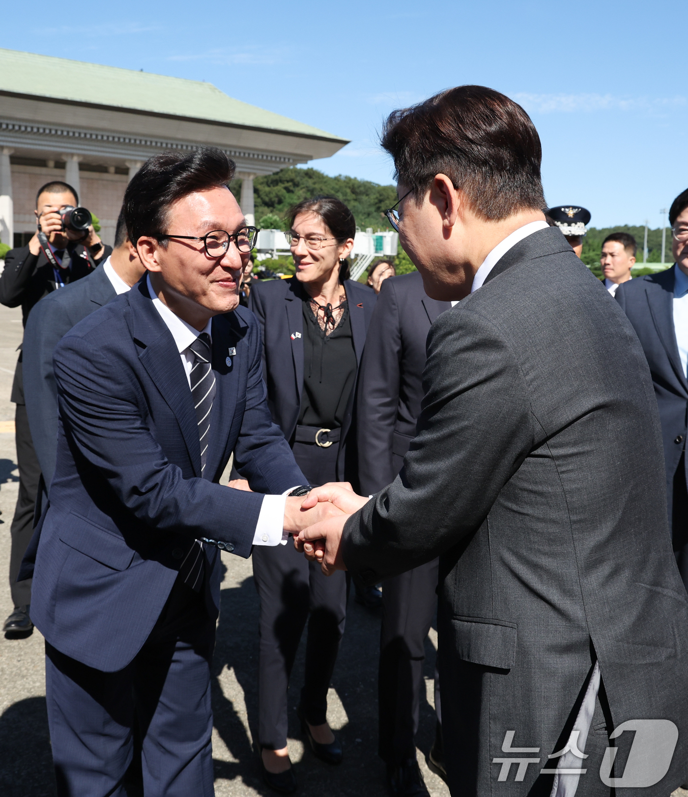 (성남=뉴스1) 이재명 기자 = 프랑스를 국빈 방문하는 이재명 대통령이 6일 경기 성남 서울공항을 통해 출국하며 김민석 더불어민주당 대표와 인사하고 있다. 2026.9.6/뉴스1