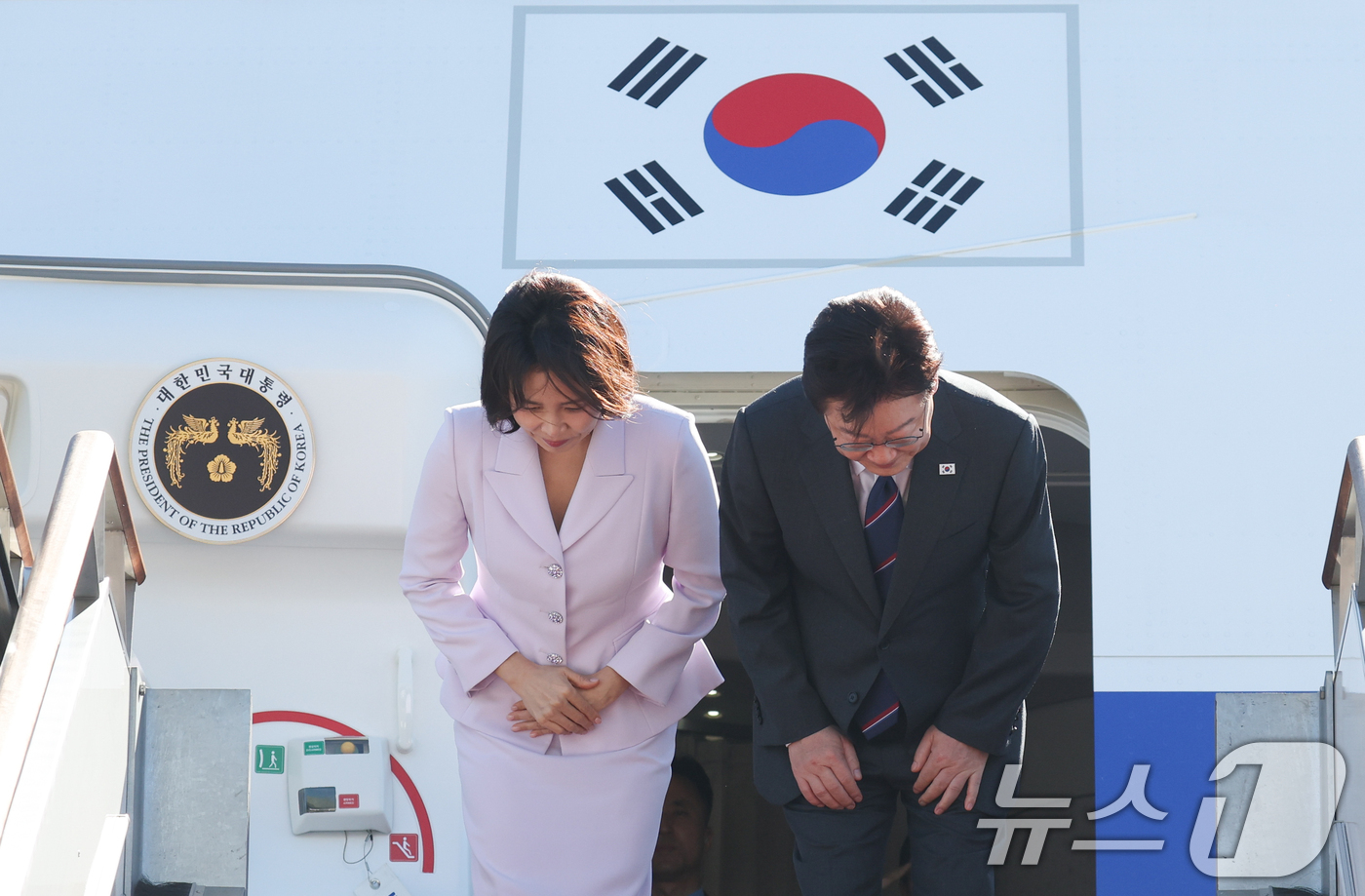 (성남=뉴스1) 이재명 기자 = 프랑스를 국빈 방문하는 이재명 대통령과 김혜경 여사가 6일 경기 성남 서울공항을 통해 출국하며 인사하고 있다. 2026.9.6/뉴스1