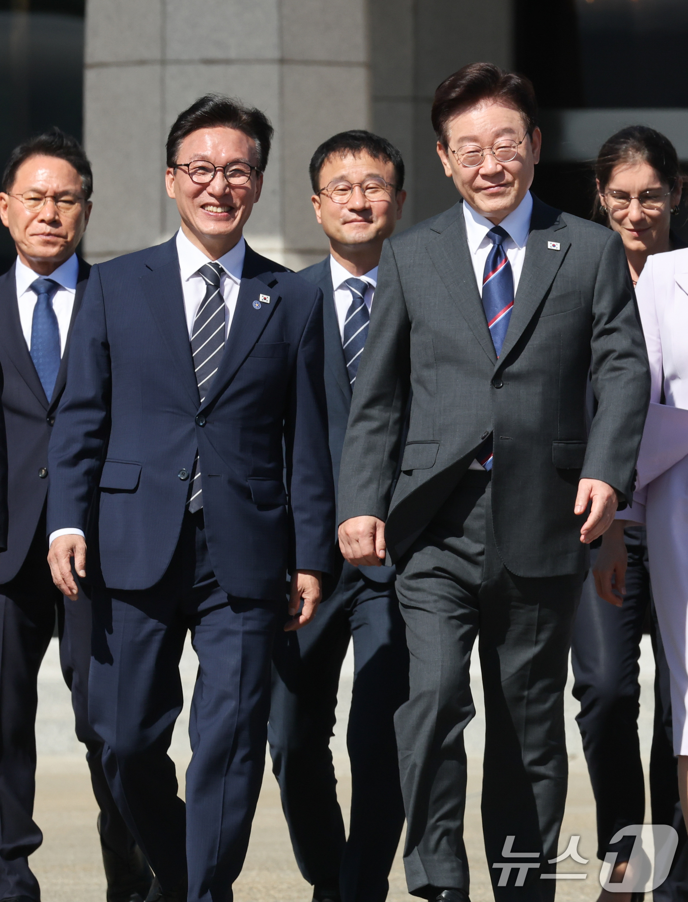 (성남=뉴스1) 이재명 기자 = 프랑스를 국빈 방문하는 이재명 대통령이 6일 경기 성남 서울공항에서 김민석 더불어민주당 대표와 공군1호기로 이동하고 있다. 2026.9.6/뉴스1