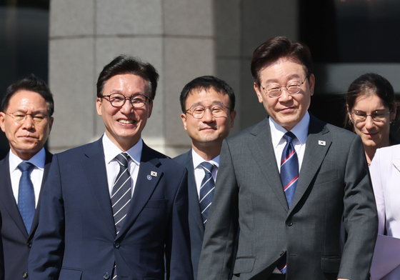 이재명 대통령, 프랑스 국빈방문 위해 출국