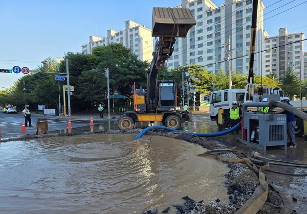 서산 예천동 상수도관 파열 여파…복구공사로 도로 통제