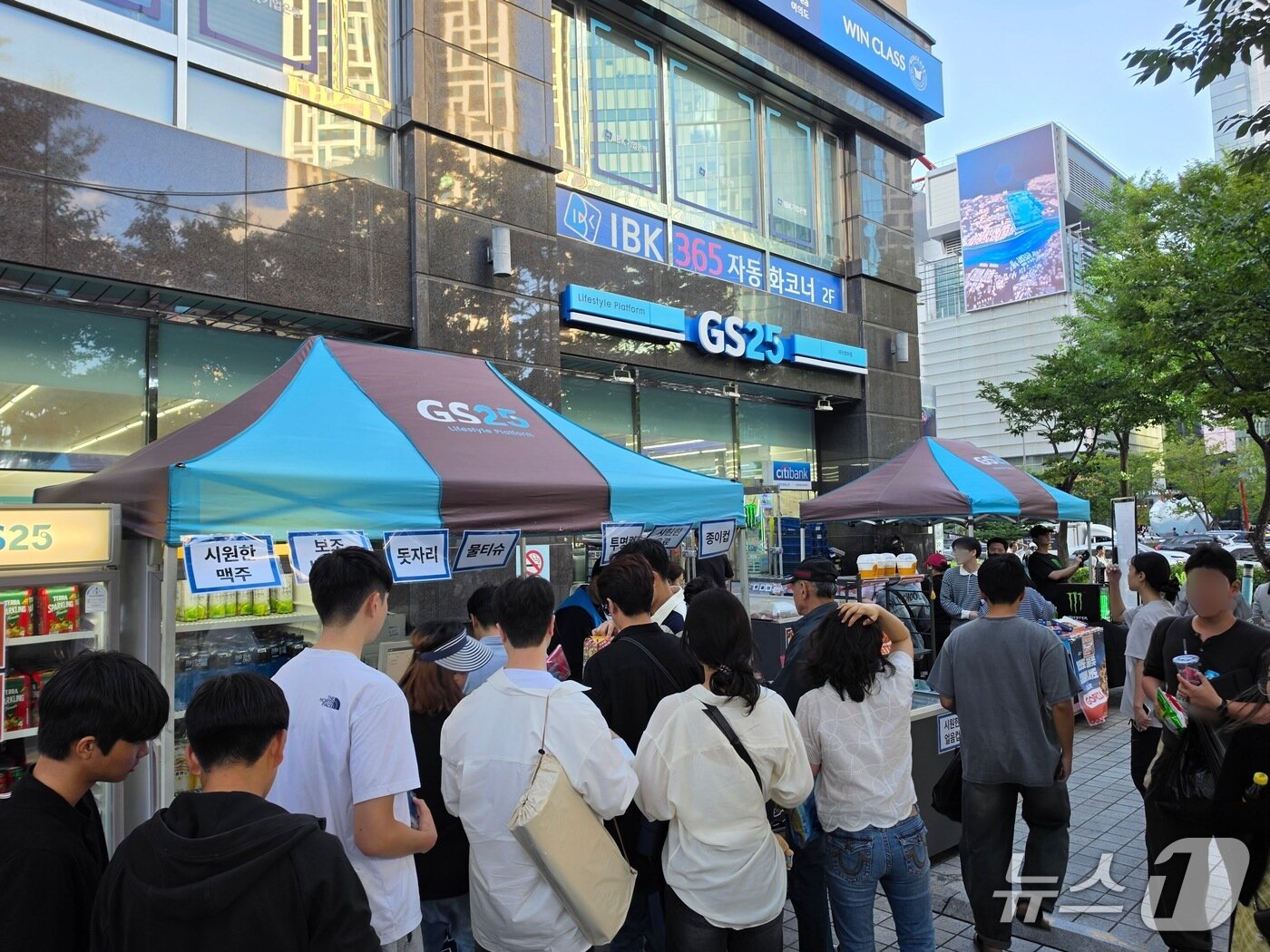 본문 이미지 - 세계불꽃축제 당일 GS25 매장 모습(GS25 제공)