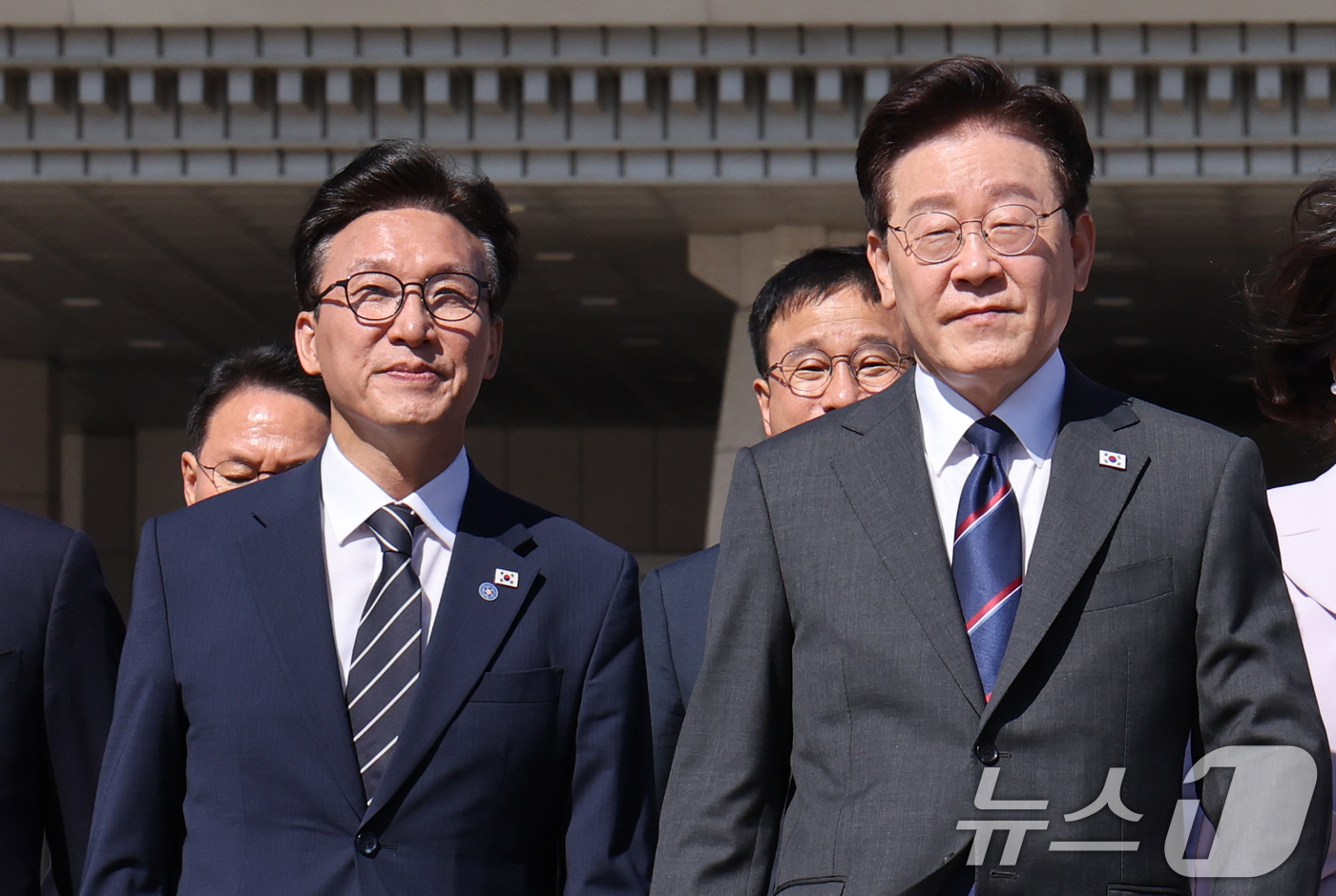 (성남=뉴스1) 이재명 기자 = 프랑스를 국빈 방문하는 이재명 대통령이 6일 경기 성남 서울공항에서 김민석 더불어민주당 대표와 공군1호기로 이동하고 있다. 2026.9.6/뉴스1