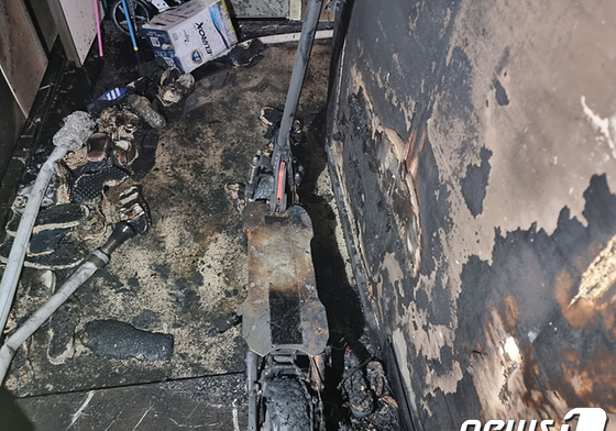 아산 주택에서 전동킥보드 충전 중 화재…2명 화상
