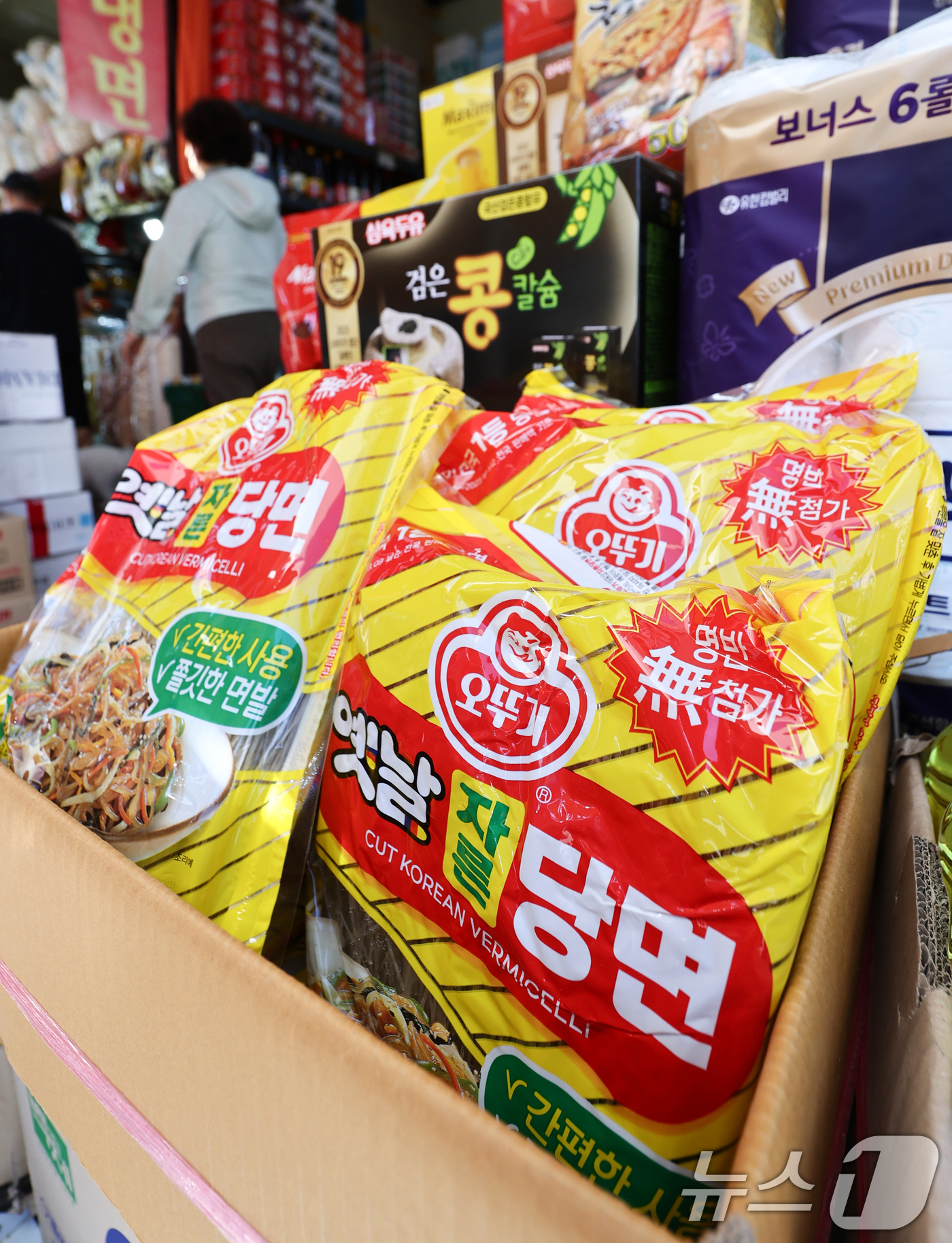 (서울=뉴스1) 최지환 기자 = 추석 명절을 앞둔 6일 서울 동대문구 청량리종합시장에서 시민들이 제수용품을 구매하고 있다.이날 국가데이터처 국가통계포털(KOSIS)에 따르면 배는 …