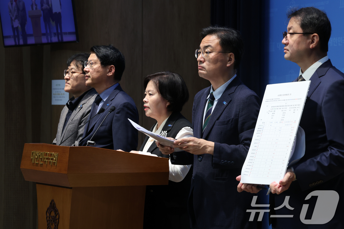 (서울=뉴스1) 황기선 기자 = 조국혁신당 신장식 대표와 의원들이 6일 오전 서울 여의도 국회 소통관에서 정부가 입법 예고한 '공소청과 그 소속기관 직제' 제정안, '검사정원법 시 …