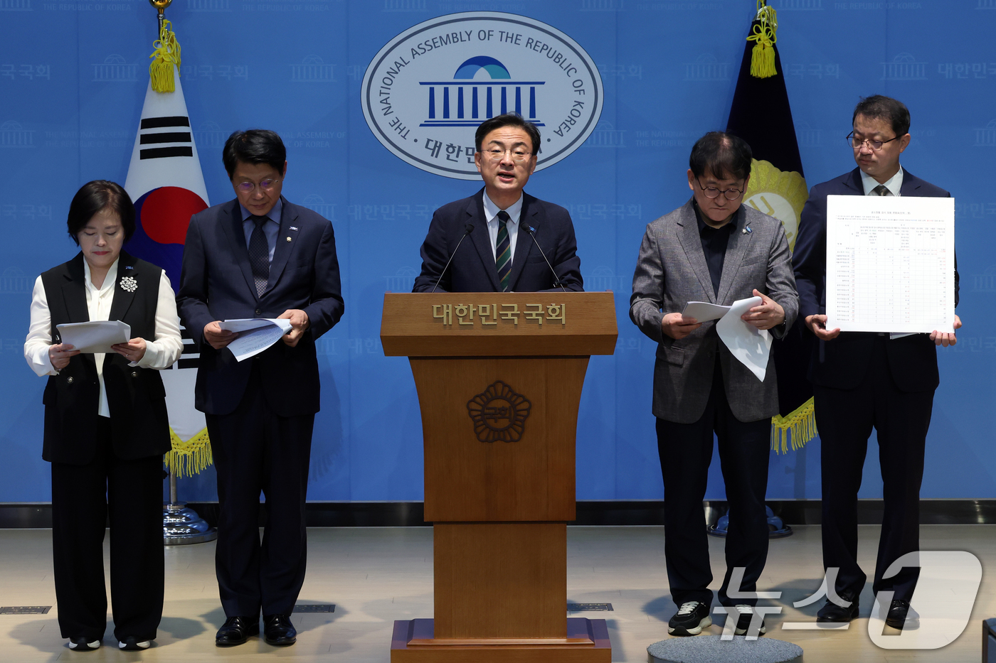 (서울=뉴스1) 황기선 기자 = 조국혁신당 신장식 대표와 의원들이 6일 오전 서울 여의도 국회 소통관에서 정부가 입법 예고한 '공소청과 그 소속기관 직제' 제정안, '검사정원법 시 …