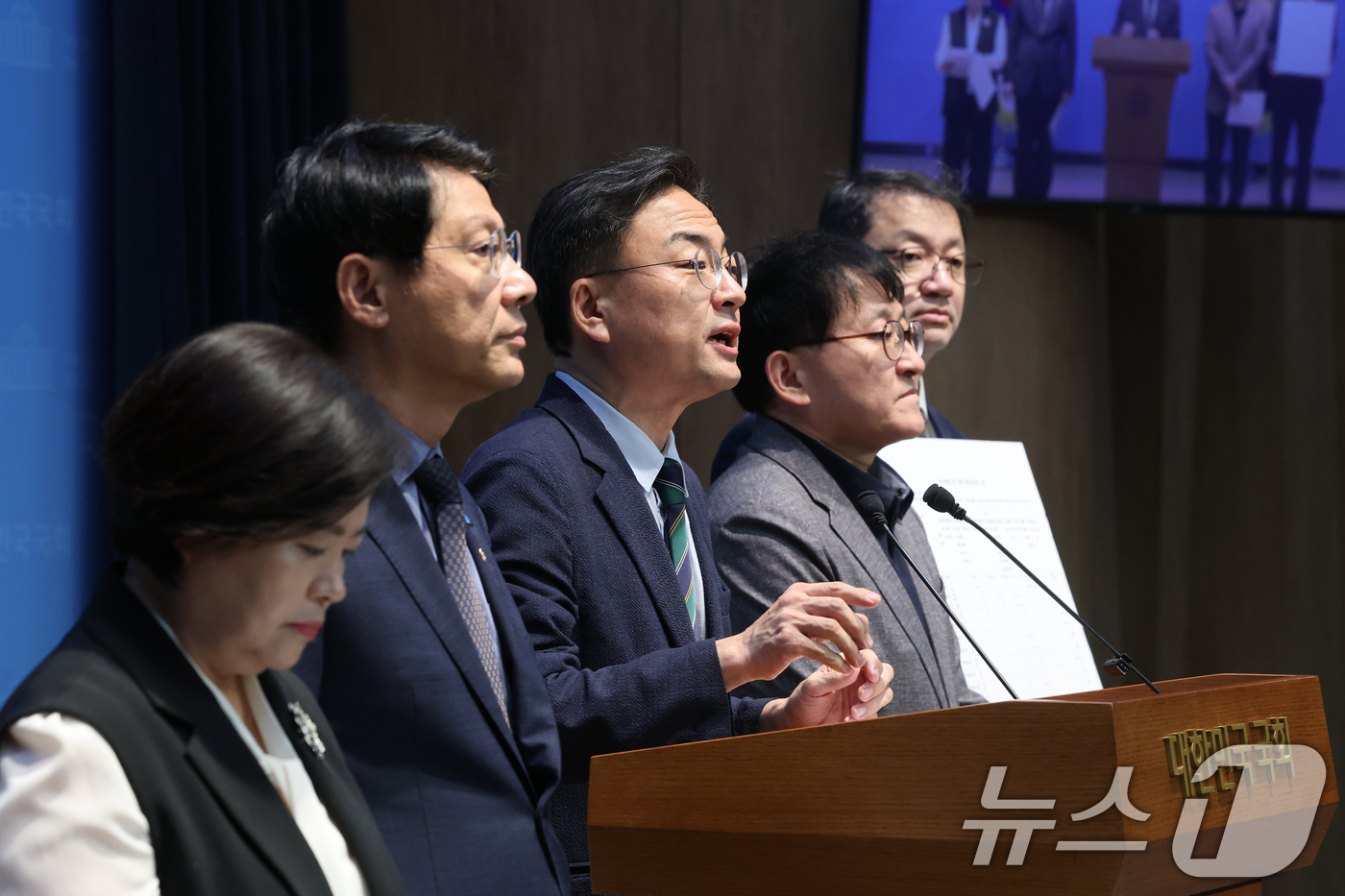 (서울=뉴스1) 황기선 기자 = 조국혁신당 신장식 대표와 의원들이 6일 오전 서울 여의도 국회 소통관에서 정부가 입법 예고한 '공소청과 그 소속기관 직제' 제정안, '검사정원법 시 …