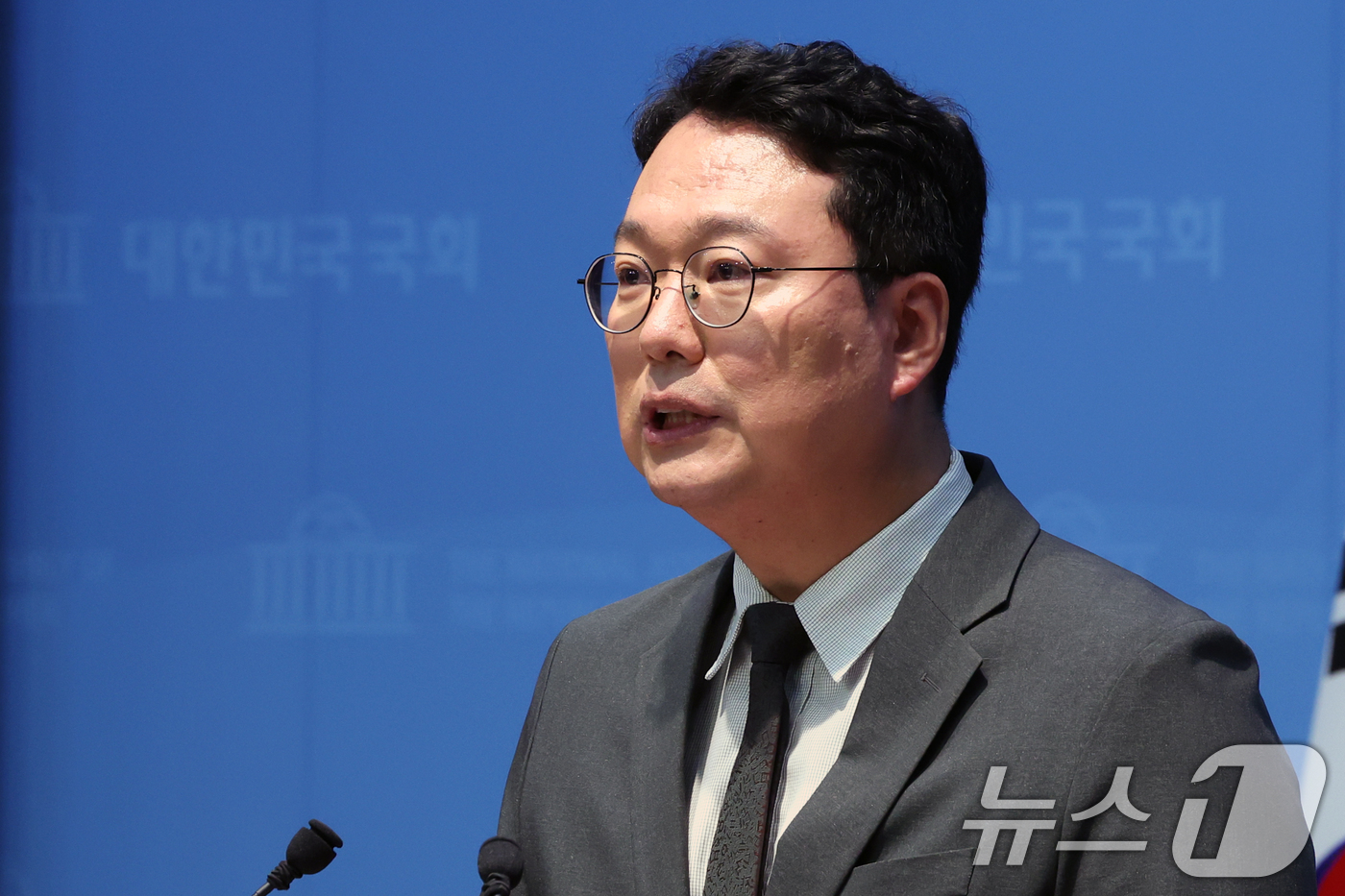 (서울=뉴스1) 황기선 기자 = 천하람 개혁신당 당대표 권한대행 겸 원내대표가  6일 오전 서울 여의도 국회 소통관에서 강신철 국방부 장관 후보자 인사청문 관련 기자회견을 하고 있 …