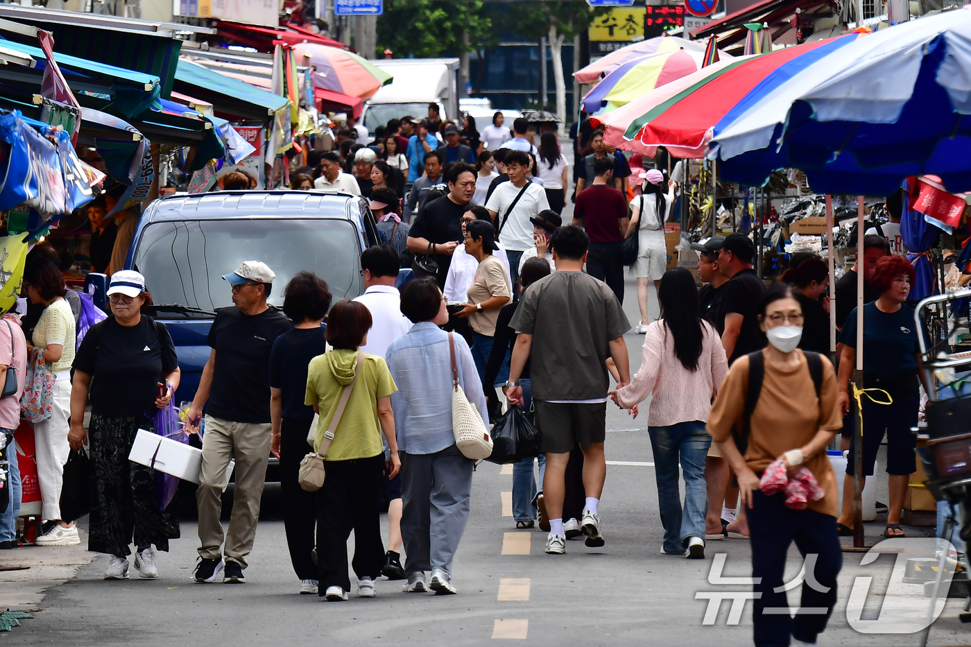 (포항=뉴스1) 최창호 기자 = 6일 경북 포항시 죽도어시장이 수산물을 구입하기 위해 나온 관광객들로 붐비고 있다. 2026.9.6/뉴스1