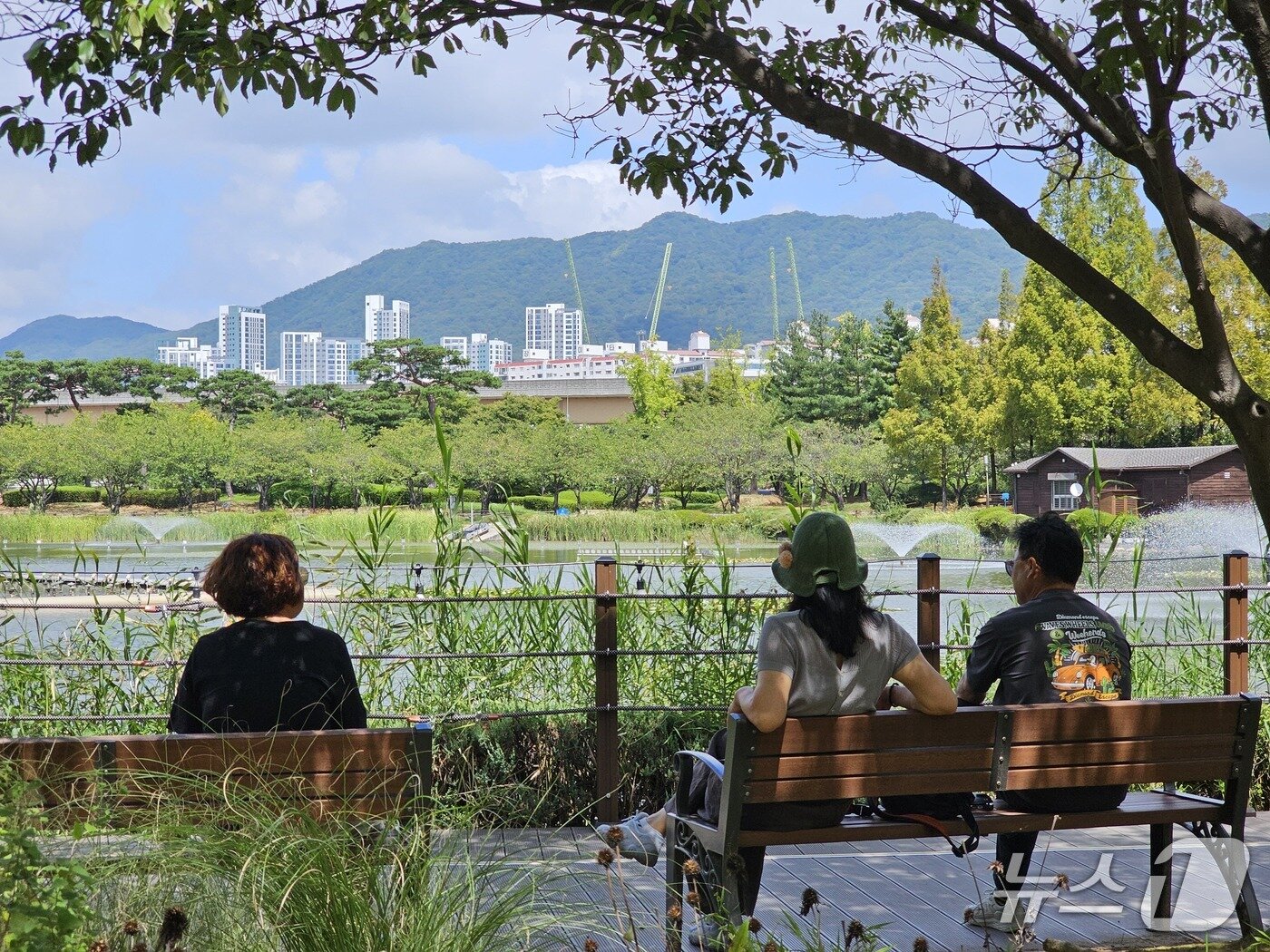 본문 이미지 - 6일 오후 김해시 내동 연지공원을 찾은 시민들이 벤치에 앉아 있다. 2026.9.6 ⓒ 뉴스1 박민석 기자